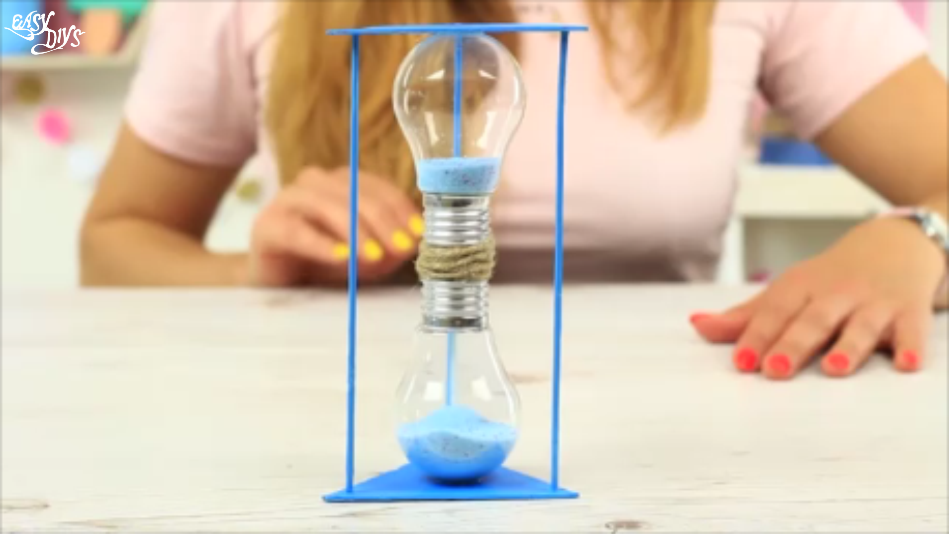 DIY Hourglass Clock Out of Light Bulbs